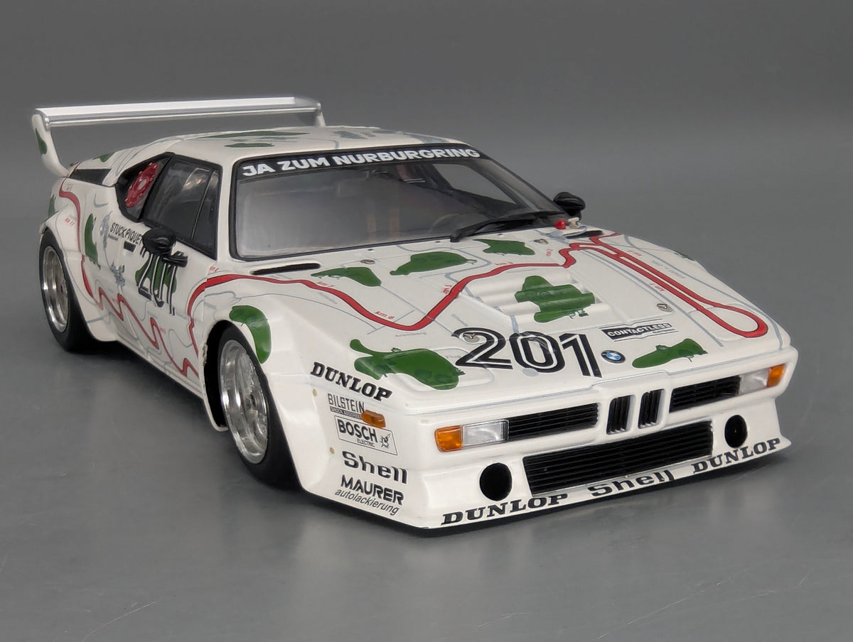 Modellautos 1:18 Minichamps BMW M1 1000km Nürbrg #201 Stuck & Piquet mit Vitrine