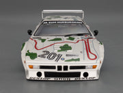 Modellautos 1:18 Minichamps BMW M1 1000km Nürbrg #201 Stuck & Piquet mit Vitrine
