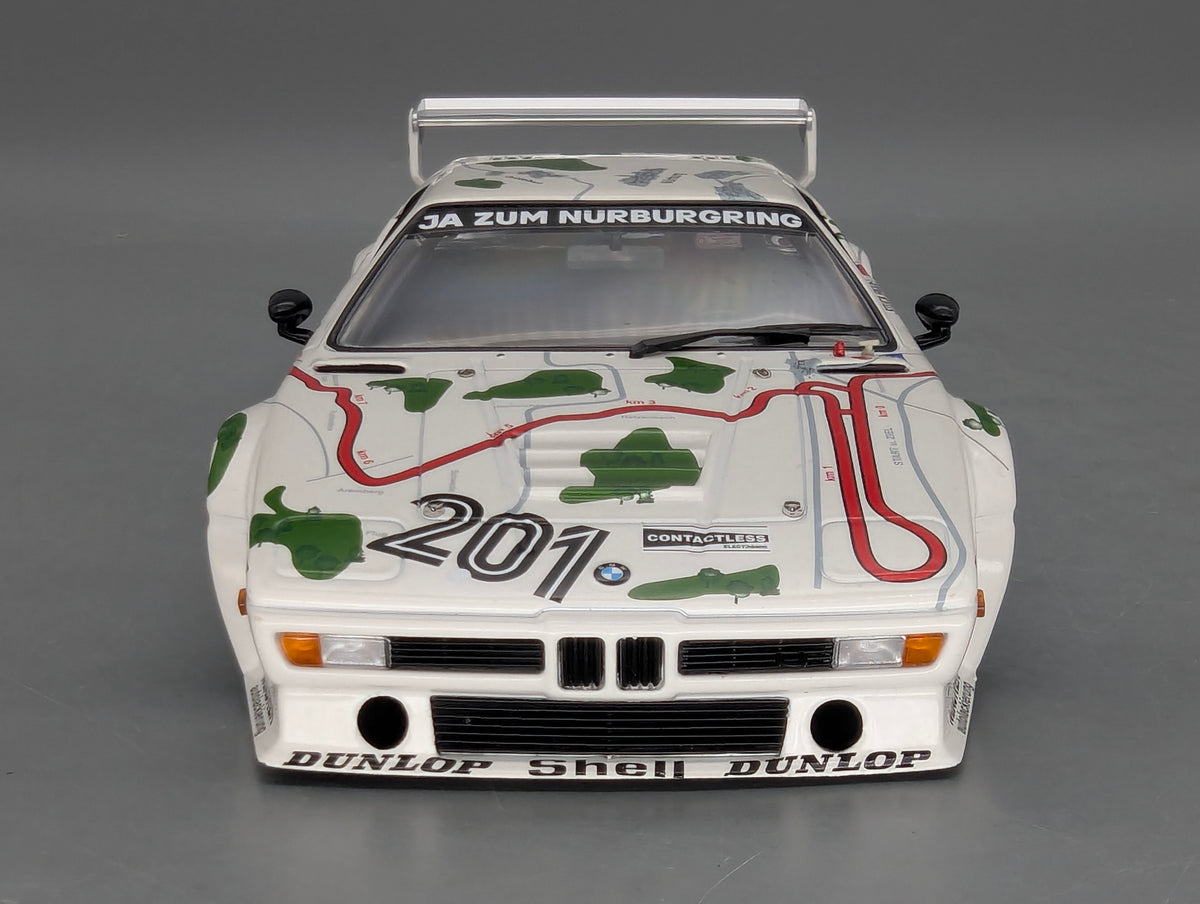 Modellautos 1:18 Minichamps BMW M1 1000km Nürbrg #201 Stuck & Piquet mit Vitrine