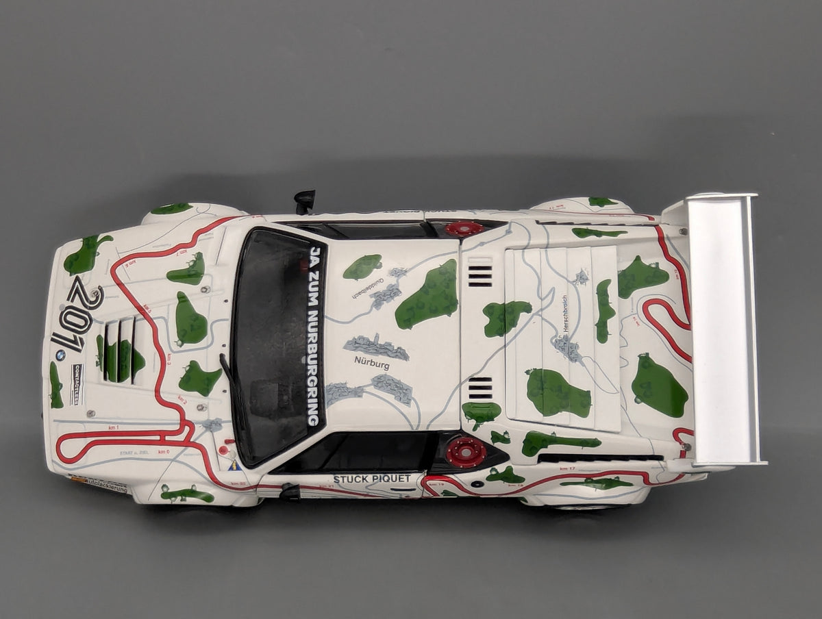 Modellautos 1:18 Minichamps BMW M1 1000km Nürbrg #201 Stuck & Piquet mit Vitrine