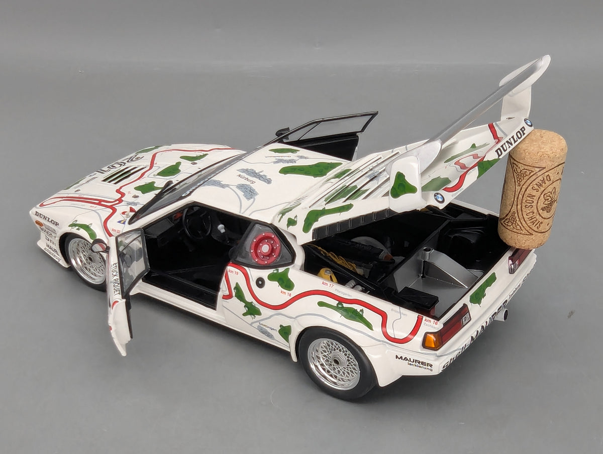 Modellautos 1:18 Minichamps BMW M1 1000km Nürbrg #201 Stuck & Piquet mit Vitrine
