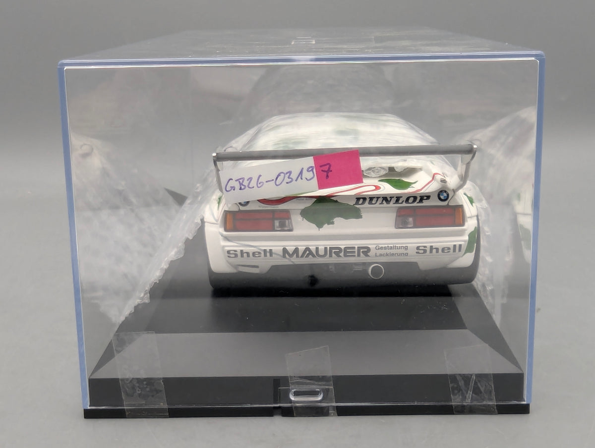 Modellautos 1:18 Minichamps BMW M1 1000km Nürbrg #201 Stuck & Piquet mit Vitrine