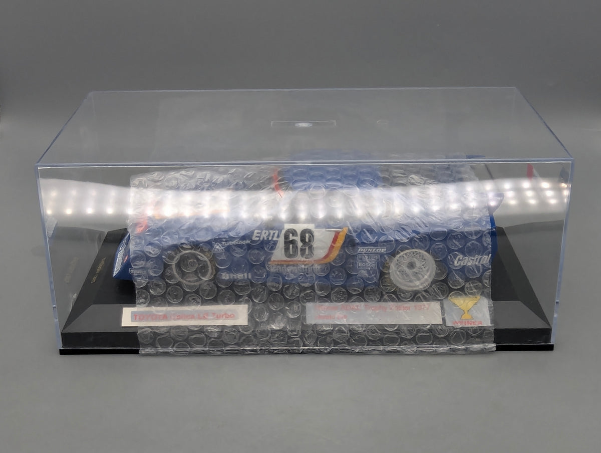 Modellautos 1:18 Spark Toyota Celica LB Turbo WINNER Zolder 1977 #68 mit Vitrine