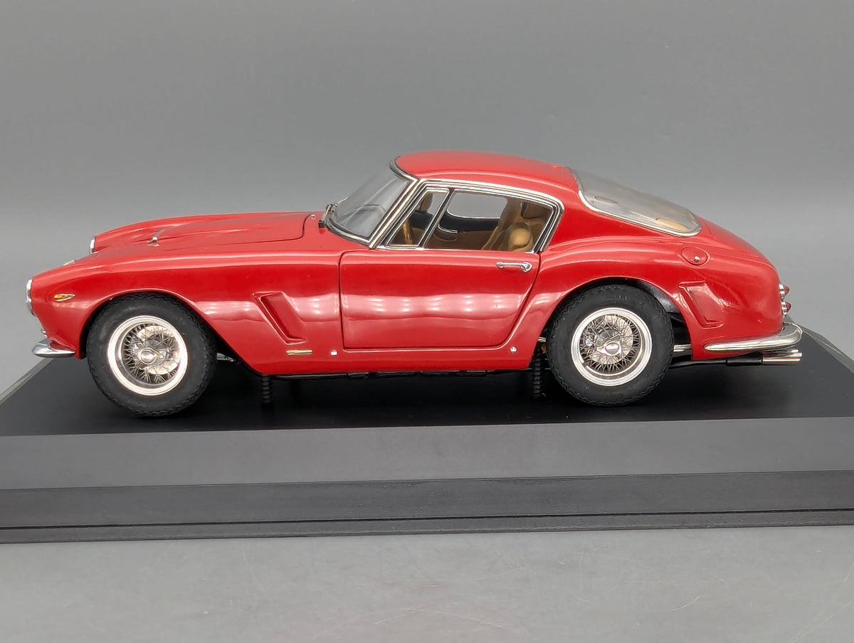 Modellautos 1:18 CMC Ferrari 250 GT Berlinetta Passo Corto SWB 1961 Vitrine