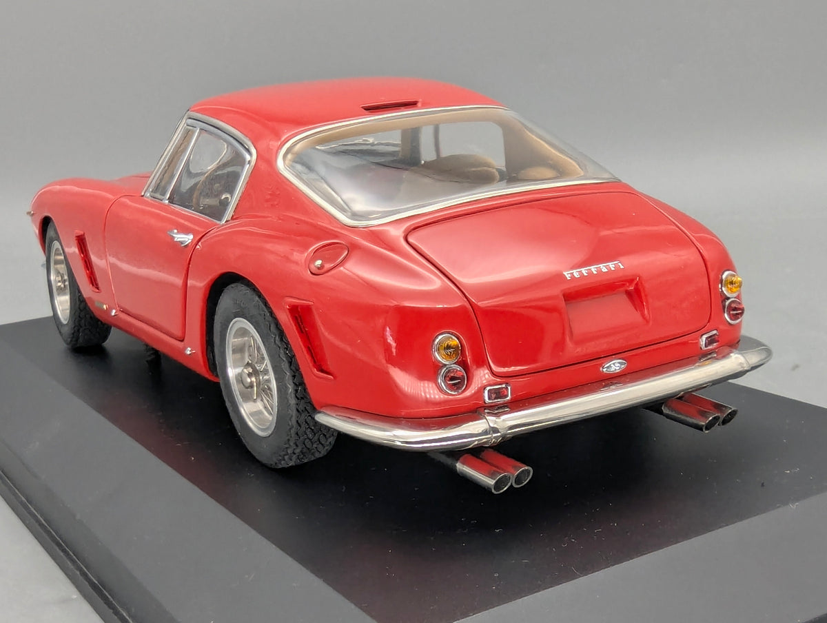 Modellautos 1:18 AUTOart Jaguar E-Type S1 Roadster Rot mit Vitrine