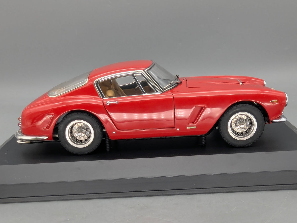 Modellautos 1:18 CMC Ferrari 250 GT Berlinetta Passo Corto SWB 1961 Vitrine
