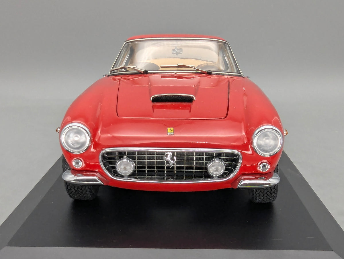 Modellautos 1:18 CMC Ferrari 250 GT Berlinetta Passo Corto SWB 1961 Vitrine