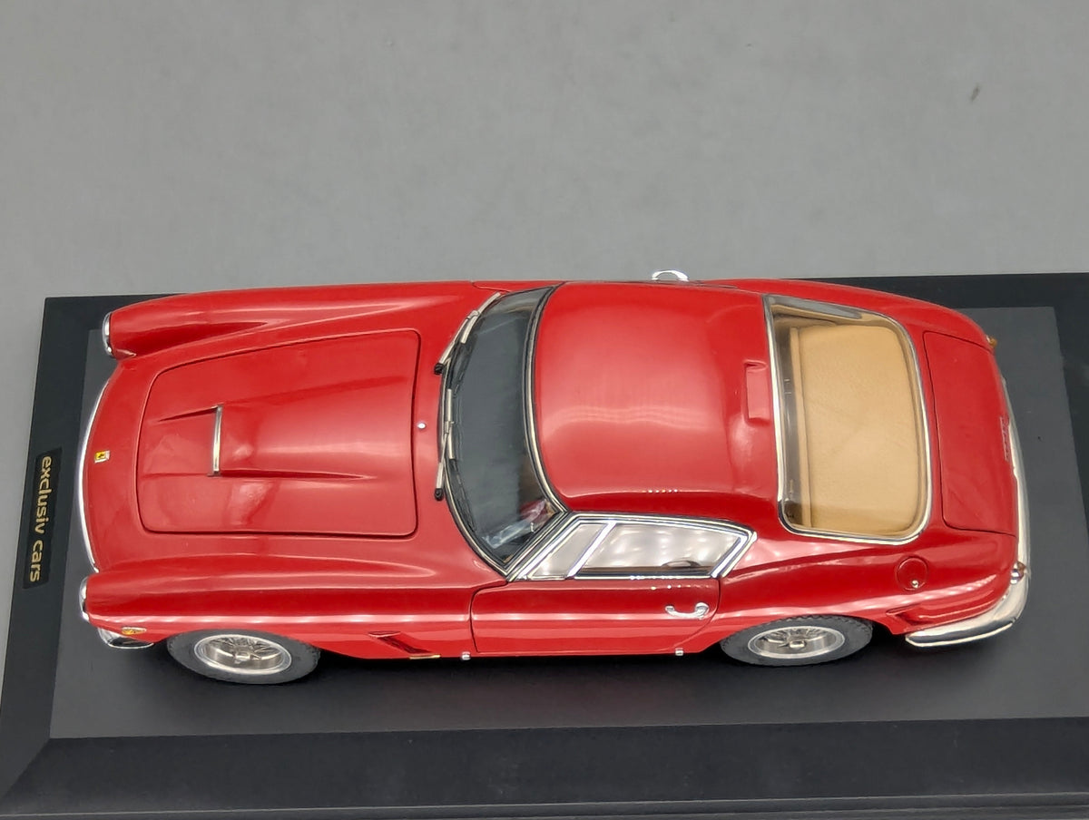 Modellautos 1:18 AUTOart Jaguar E-Type S1 Roadster Rot mit Vitrine