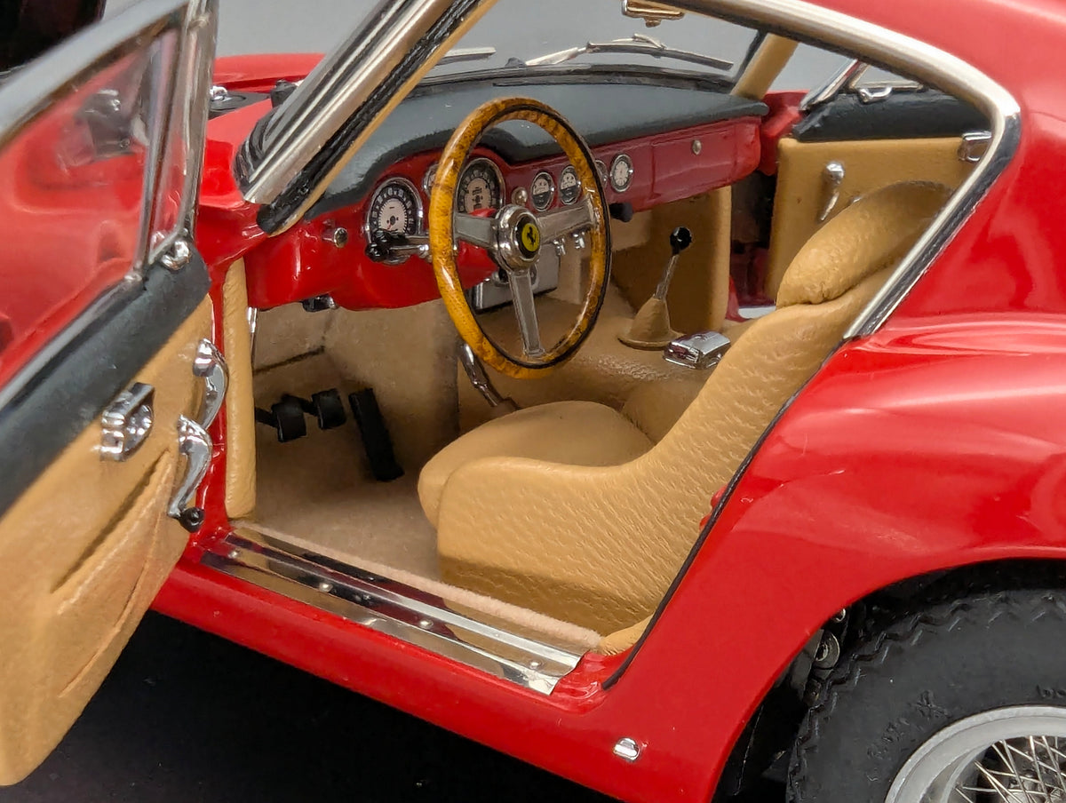 Modellautos 1:18 AUTOart Jaguar E-Type S1 Roadster Rot mit Vitrine