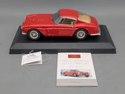 Modellautos 1:18 AUTOart Jaguar E-Type S1 Roadster Rot mit Vitrine