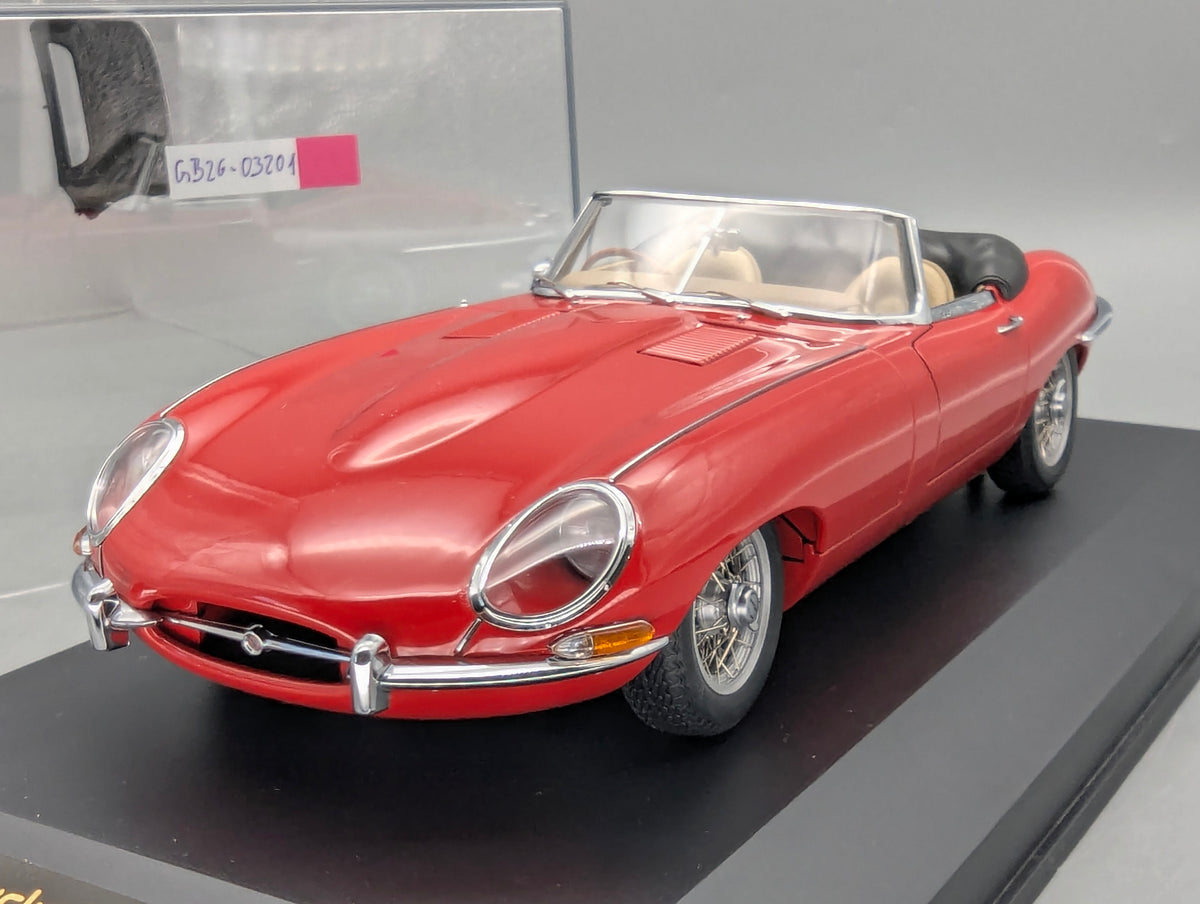 Modellautos 1:18 AUTOart Jaguar E-Type S1 Roadster Rot mit Vitrine