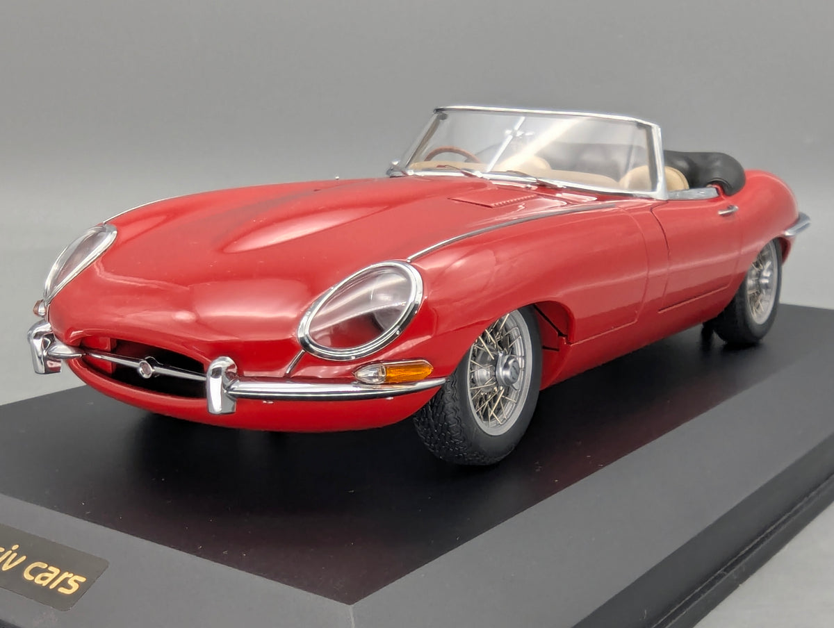 Modellautos 1:18 AUTOart Jaguar E-Type S1 Roadster Rot mit Vitrine
