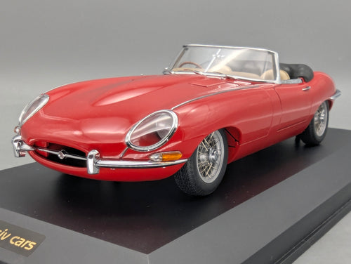 Modellautos 1:18 AUTOart Jaguar E-Type S1 Roadster Rot mit Vitrine