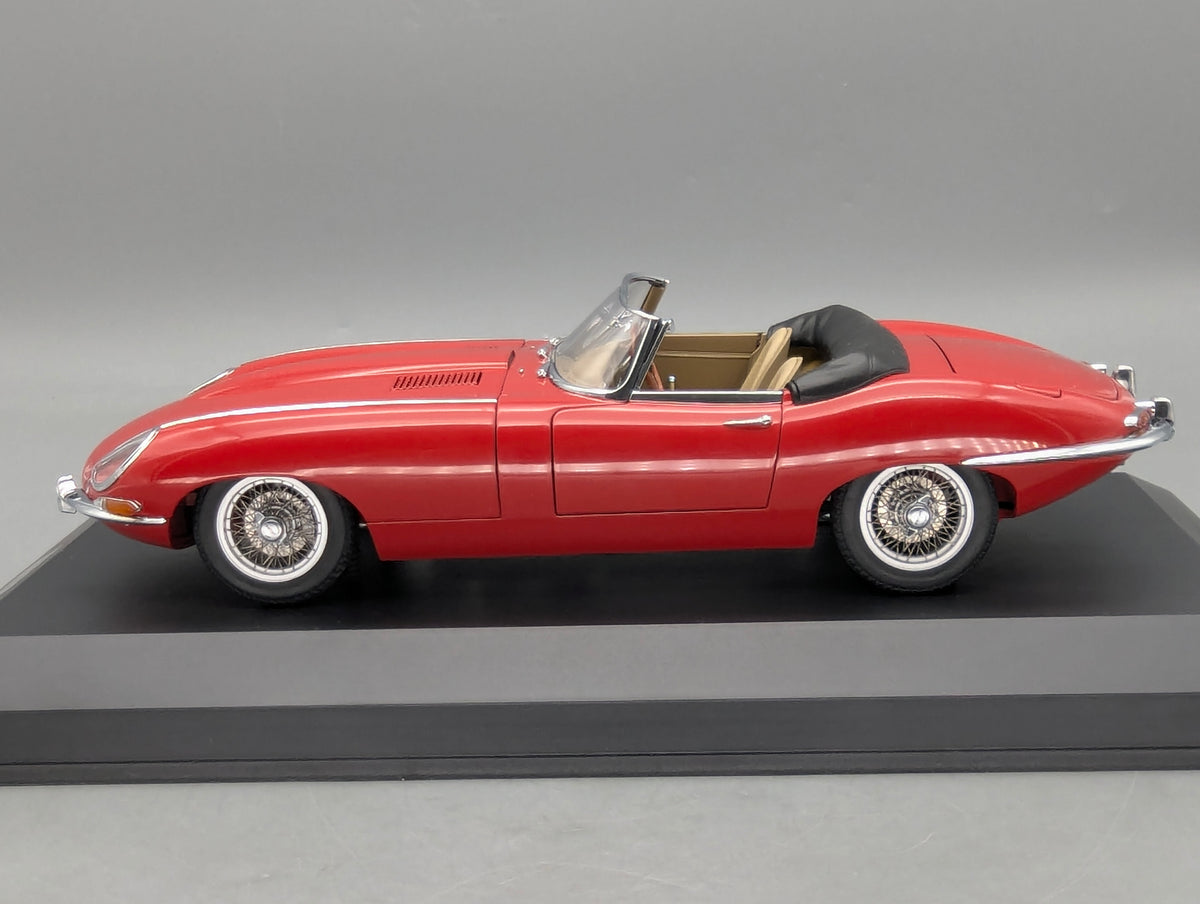 Modellautos 1:18 AUTOart Jaguar E-Type S1 Roadster Rot mit Vitrine