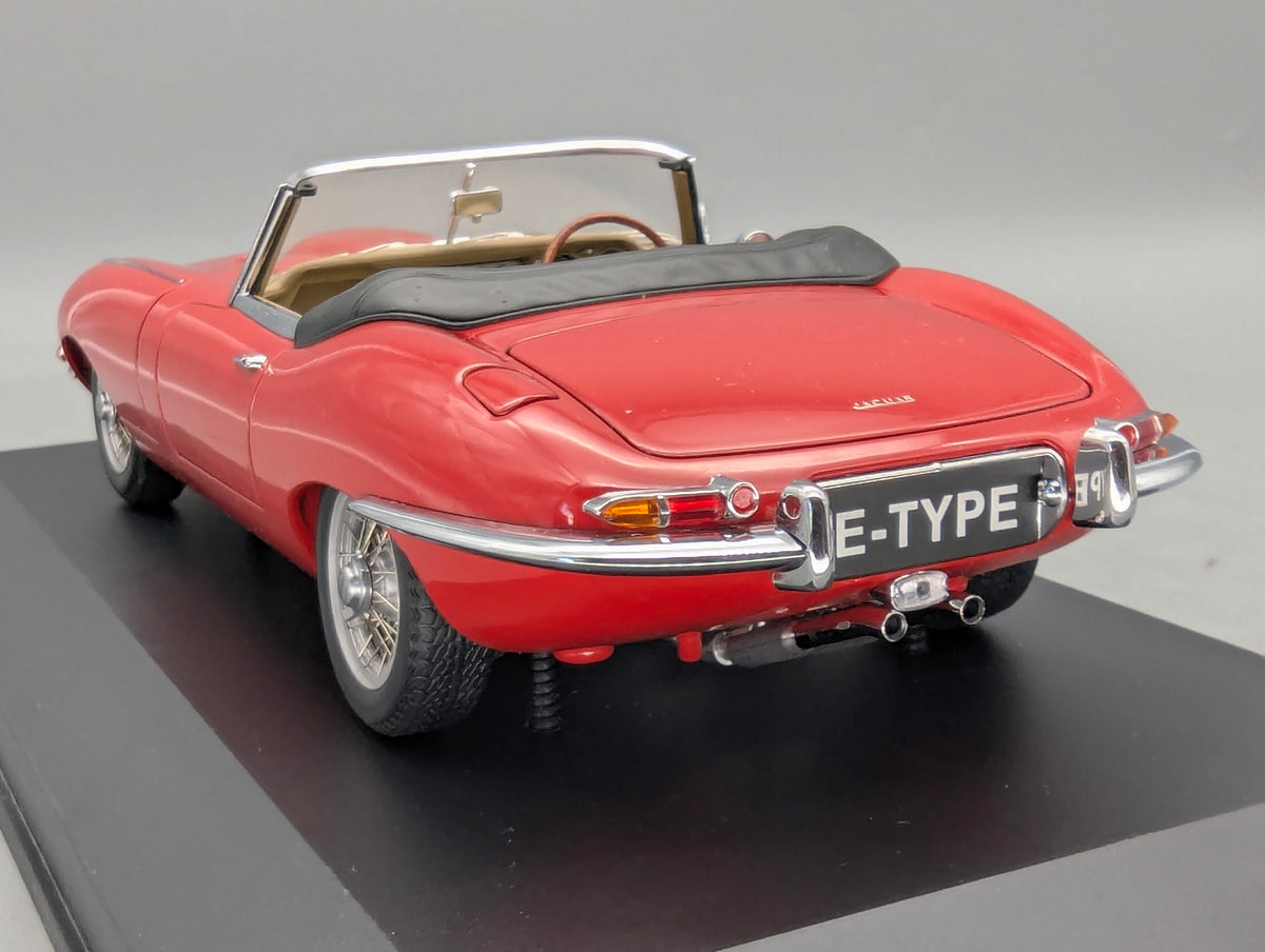 Modellautos 1:18 AUTOart Jaguar E-Type S1 Roadster Rot mit Vitrine