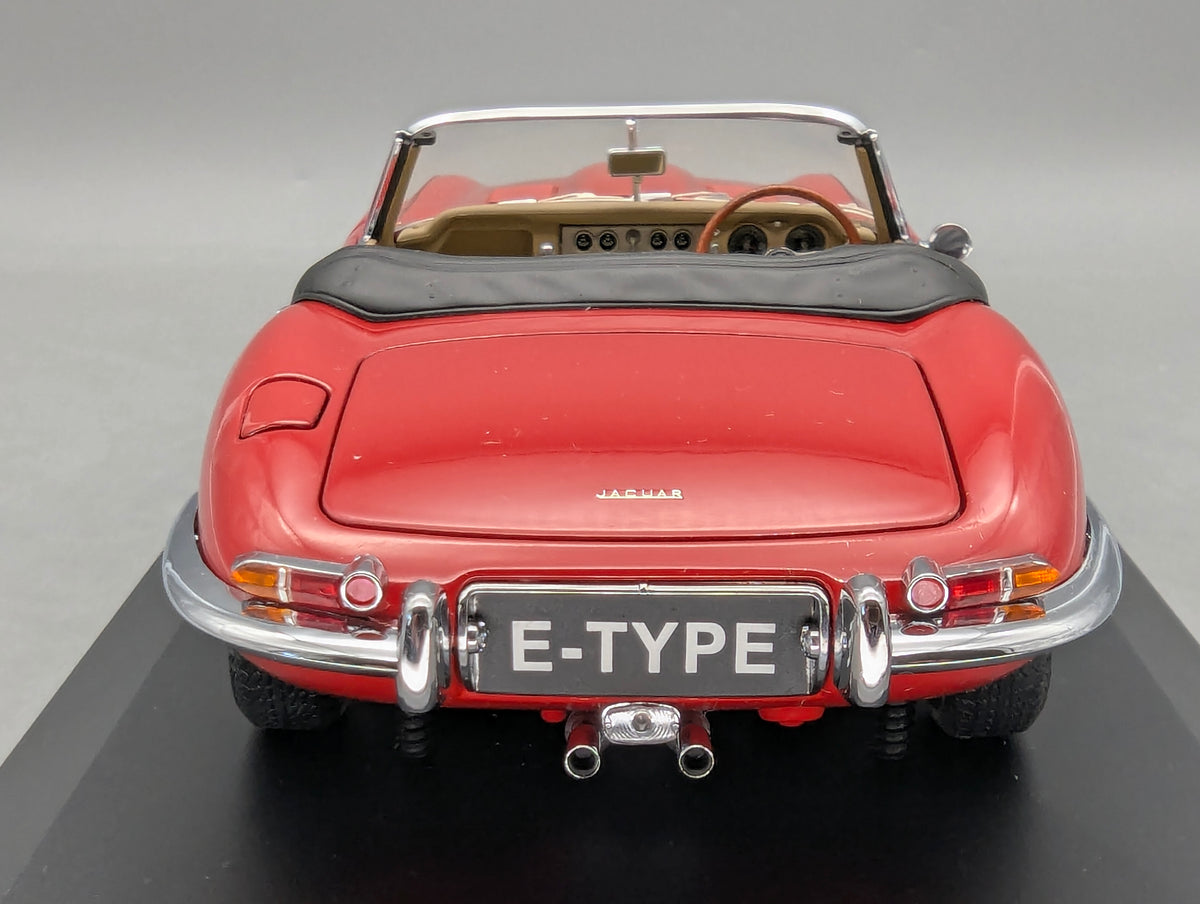 Modellautos 1:18 AUTOart Jaguar E-Type S1 Roadster Rot mit Vitrine