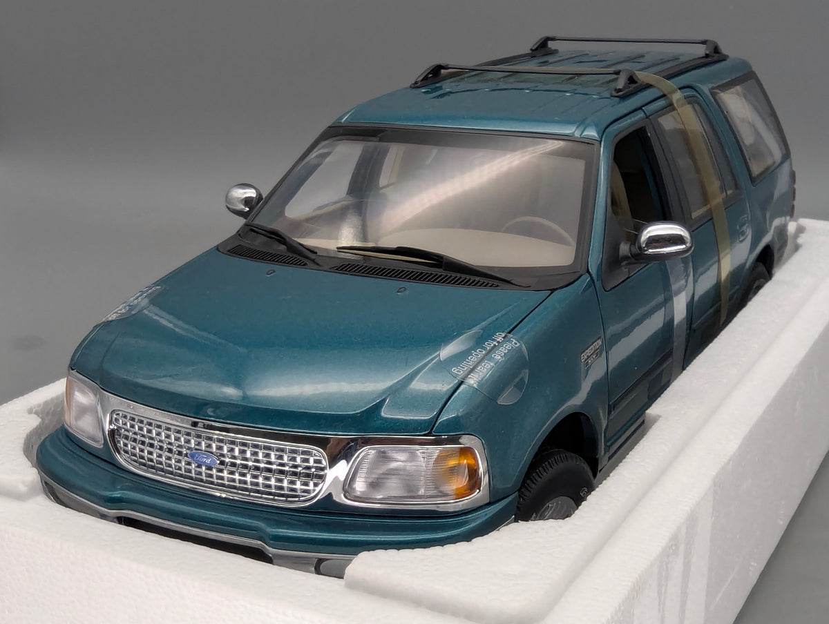 Modellautos 1:18 UT Models Ford Expedition Regular XLT Metallic Grün mit OVP