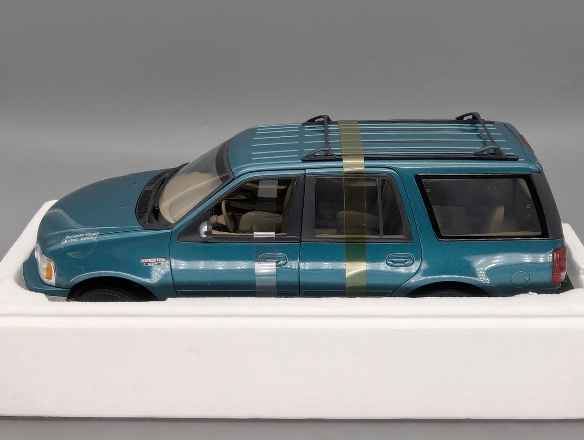 Modellautos 1:18 UT Models Ford Expedition Regular XLT Metallic Grün mit OVP