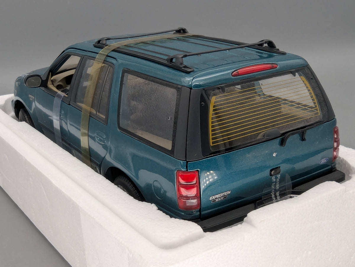 Modellautos 1:18 UT Models Ford Expedition Regular XLT Metallic Grün mit OVP