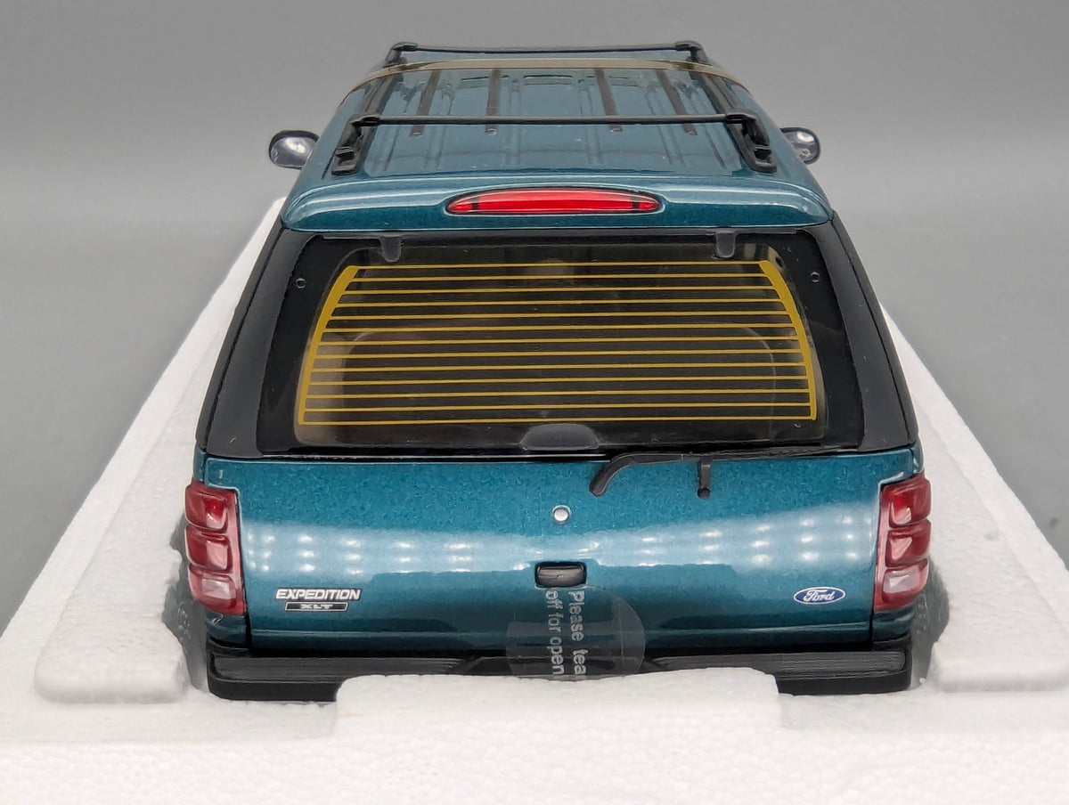Modellautos 1:18 UT Models Ford Expedition Regular XLT Metallic Grün mit OVP