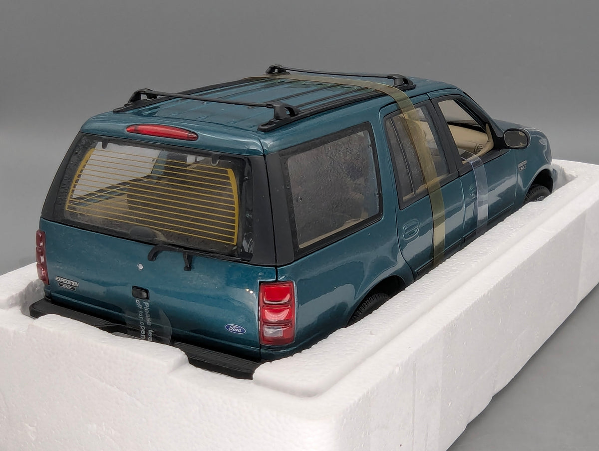 Modellautos 1:18 UT Models Ford Expedition Regular XLT Metallic Grün mit OVP