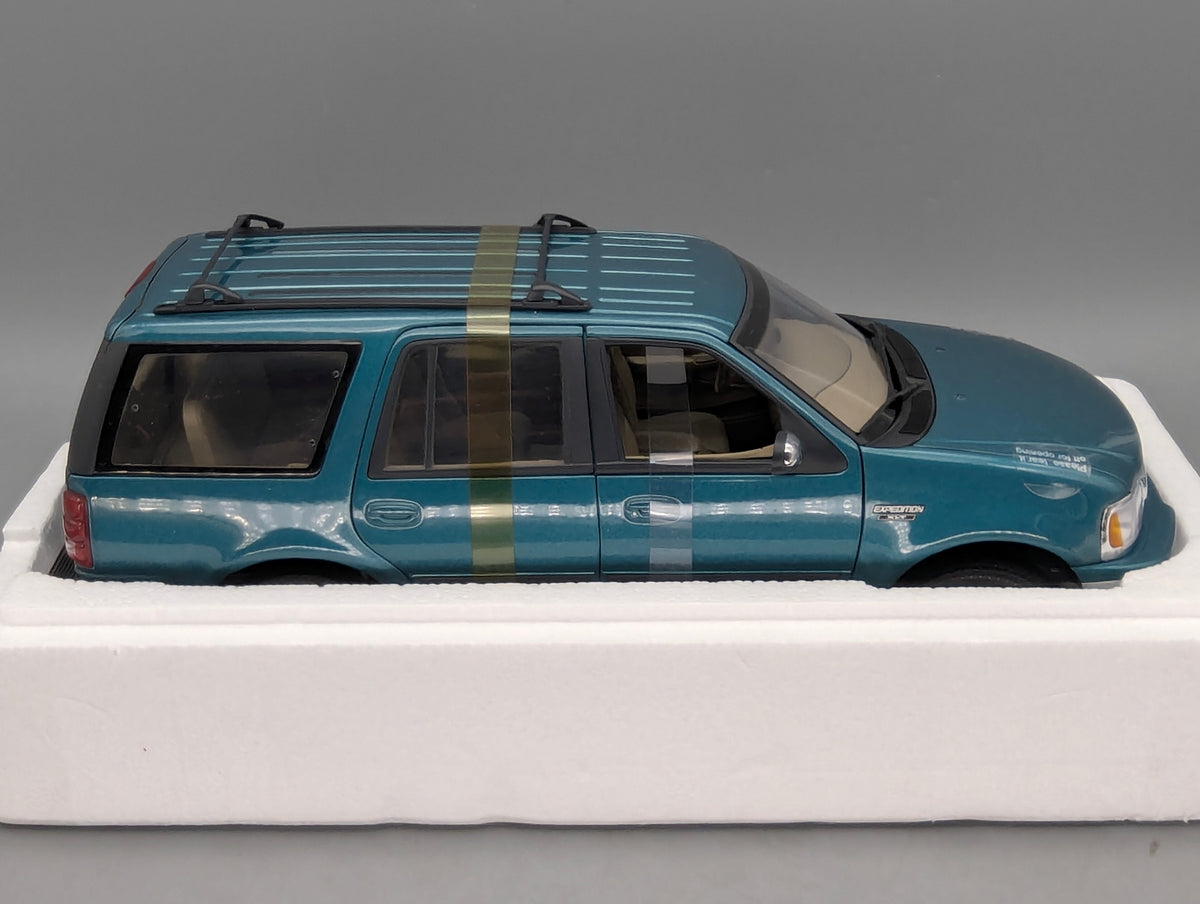 Modellautos 1:18 UT Models Ford Expedition Regular XLT Metallic Grün mit OVP