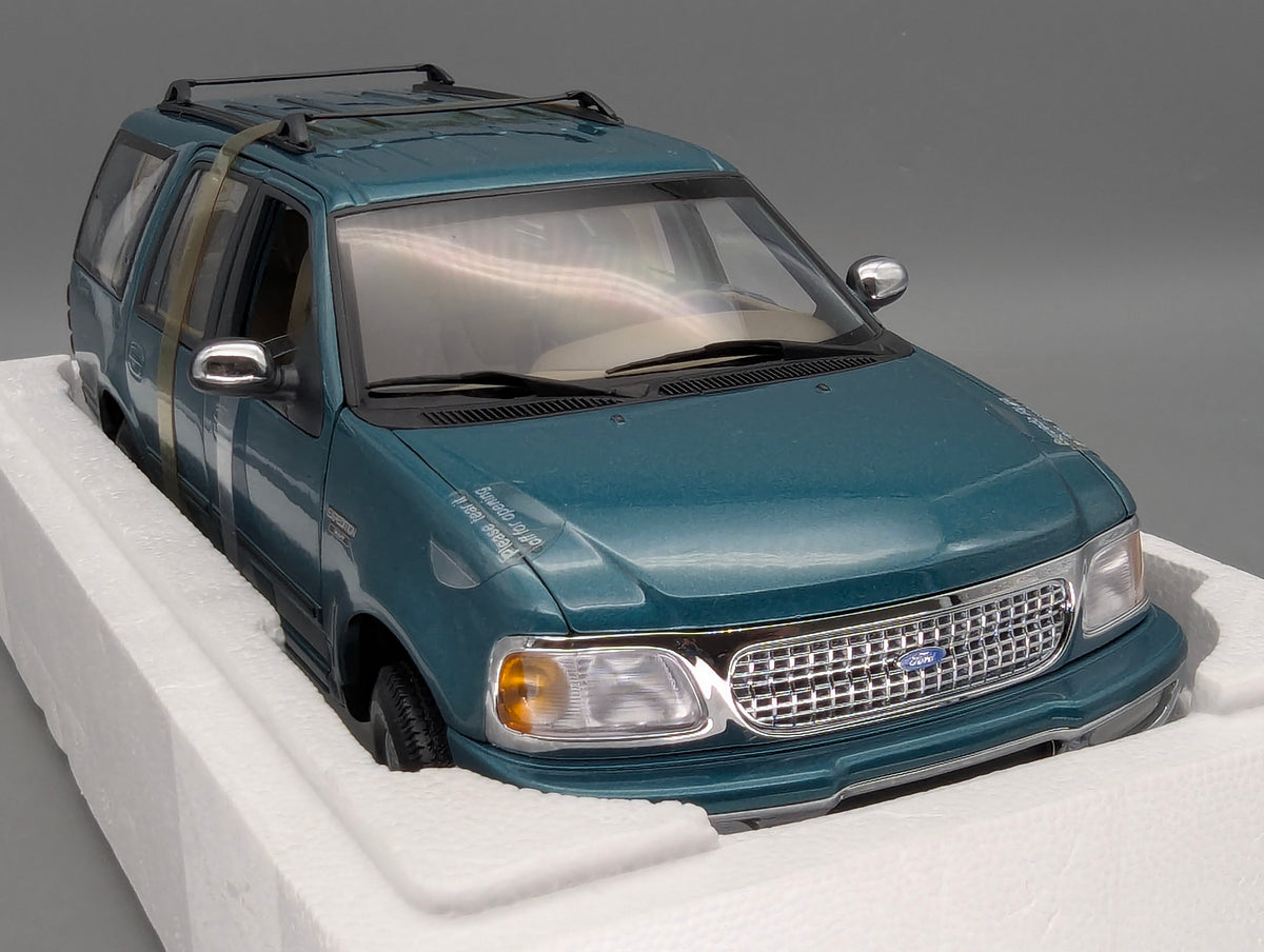 Modellautos 1:18 UT Models Ford Expedition Regular XLT Metallic Grün mit OVP