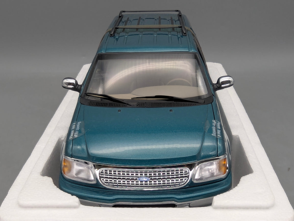 Modellautos 1:18 UT Models Ford Expedition Regular XLT Metallic Grün mit OVP