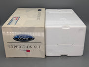 Modellautos 1:18 UT Models Ford Expedition Regular XLT Metallic Grün mit OVP