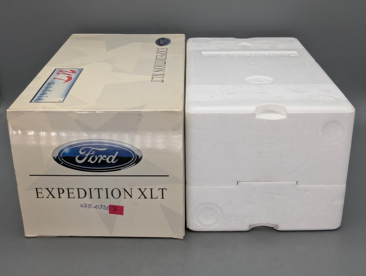 Modellautos 1:18 UT Models Ford Expedition Regular XLT Metallic Grün mit OVP