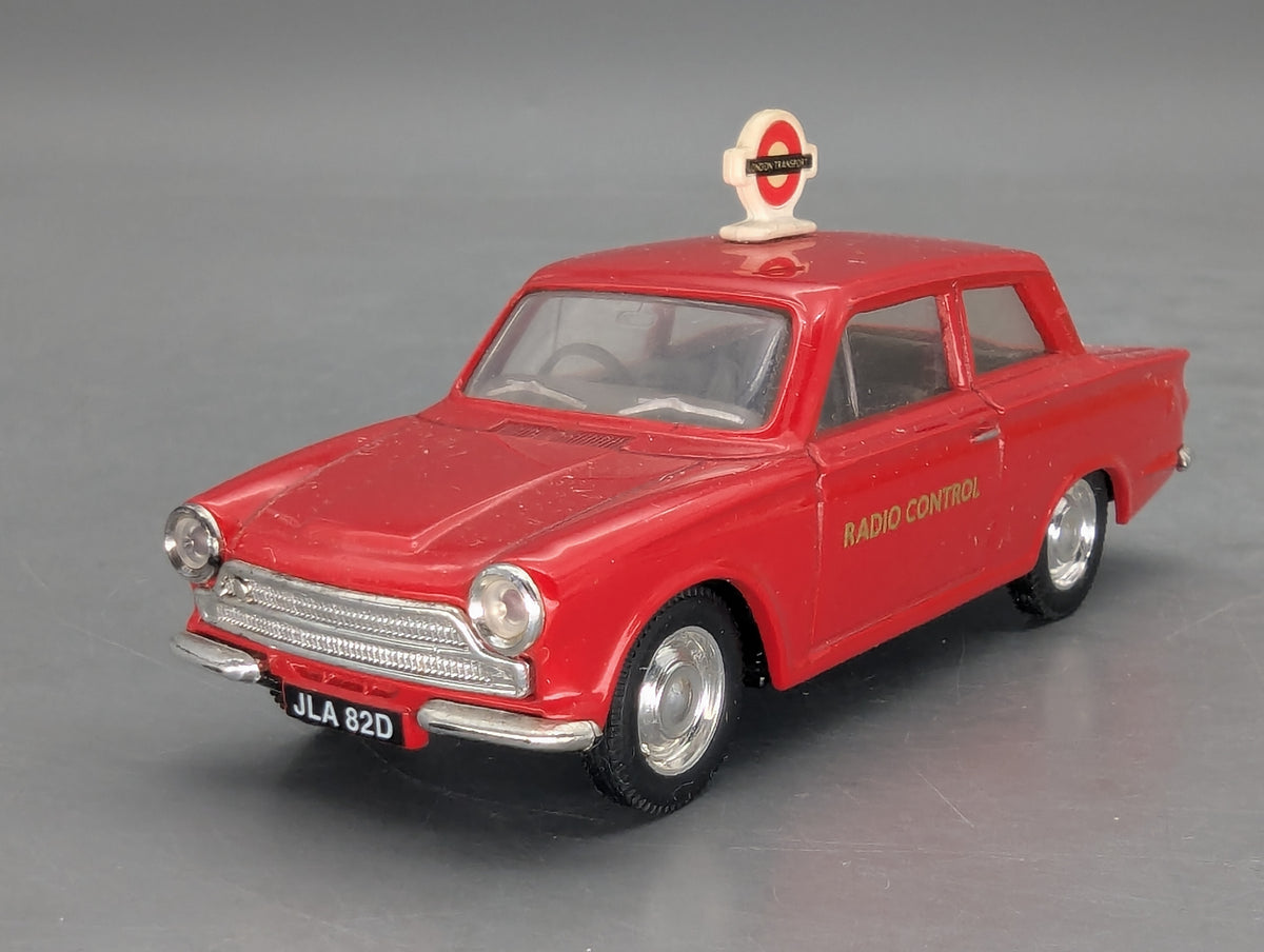 Modellautos 1:43 nicht 1:50 Corgi 98165 Ford Cortina mit 2 Figuren und mit OVP