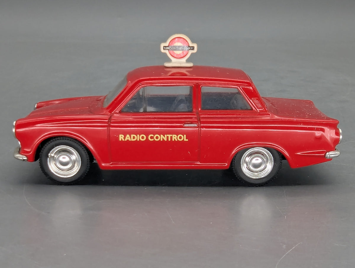 Modellautos 1:43 nicht 1:50 Corgi 98165 Ford Cortina mit 2 Figuren und mit OVP