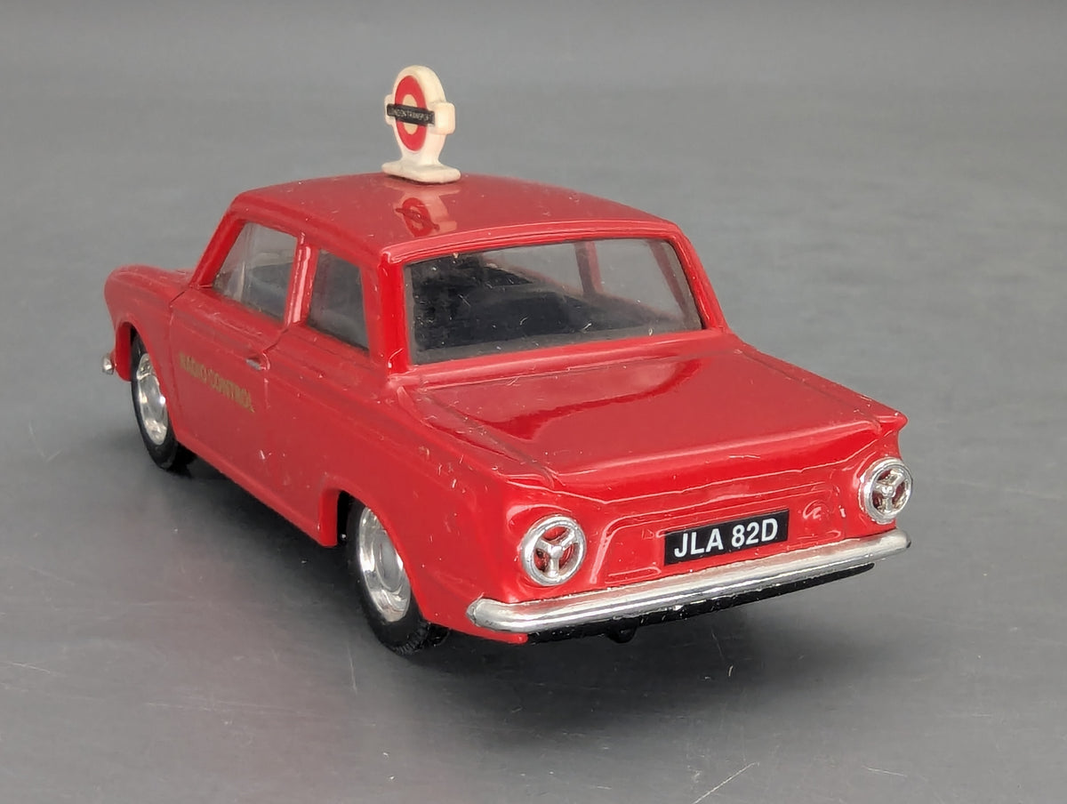 Modellautos 1:43 nicht 1:50 Corgi 98165 Ford Cortina mit 2 Figuren und mit OVP