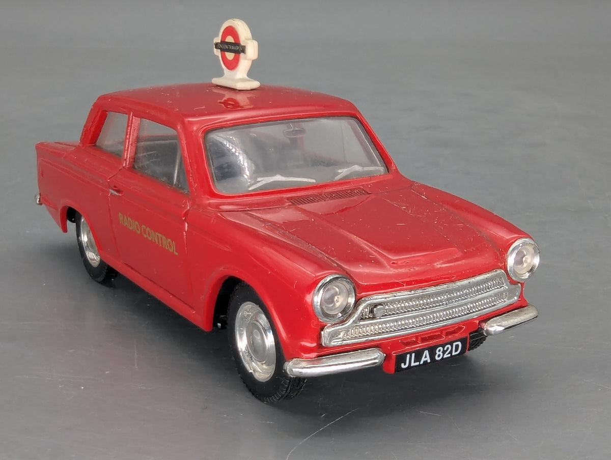 Modellautos 1:43 nicht 1:50 Corgi 98165 Ford Cortina mit 2 Figuren und mit OVP
