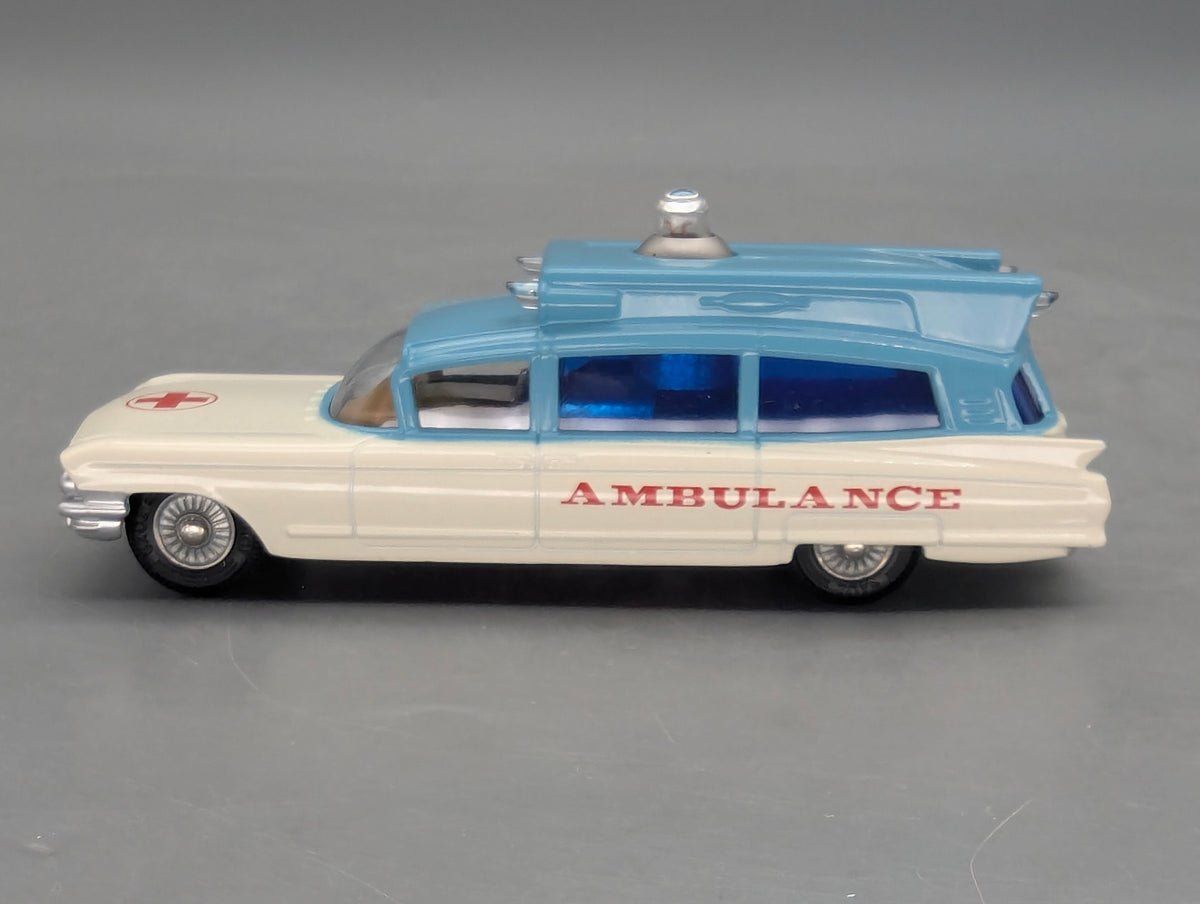 Modellautos 1:43 Corgi Toys Cadillac Ambulance mit Licht Replikat Zertifikat OVP
