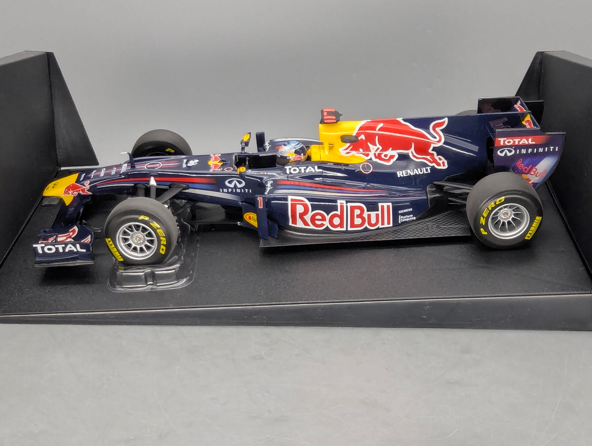 Modellautos 1:18 Minichamps Red Bull Racing Renault Showcar 2011 #1 S Vettel OVP