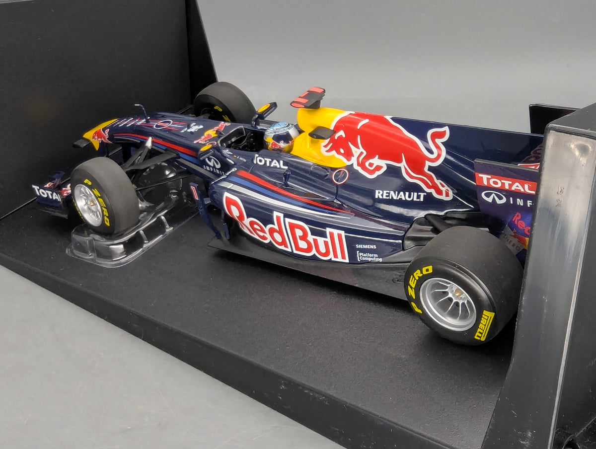 Modellautos 1:18 Minichamps Red Bull Racing Renault Showcar 2011 #1 S Vettel OVP