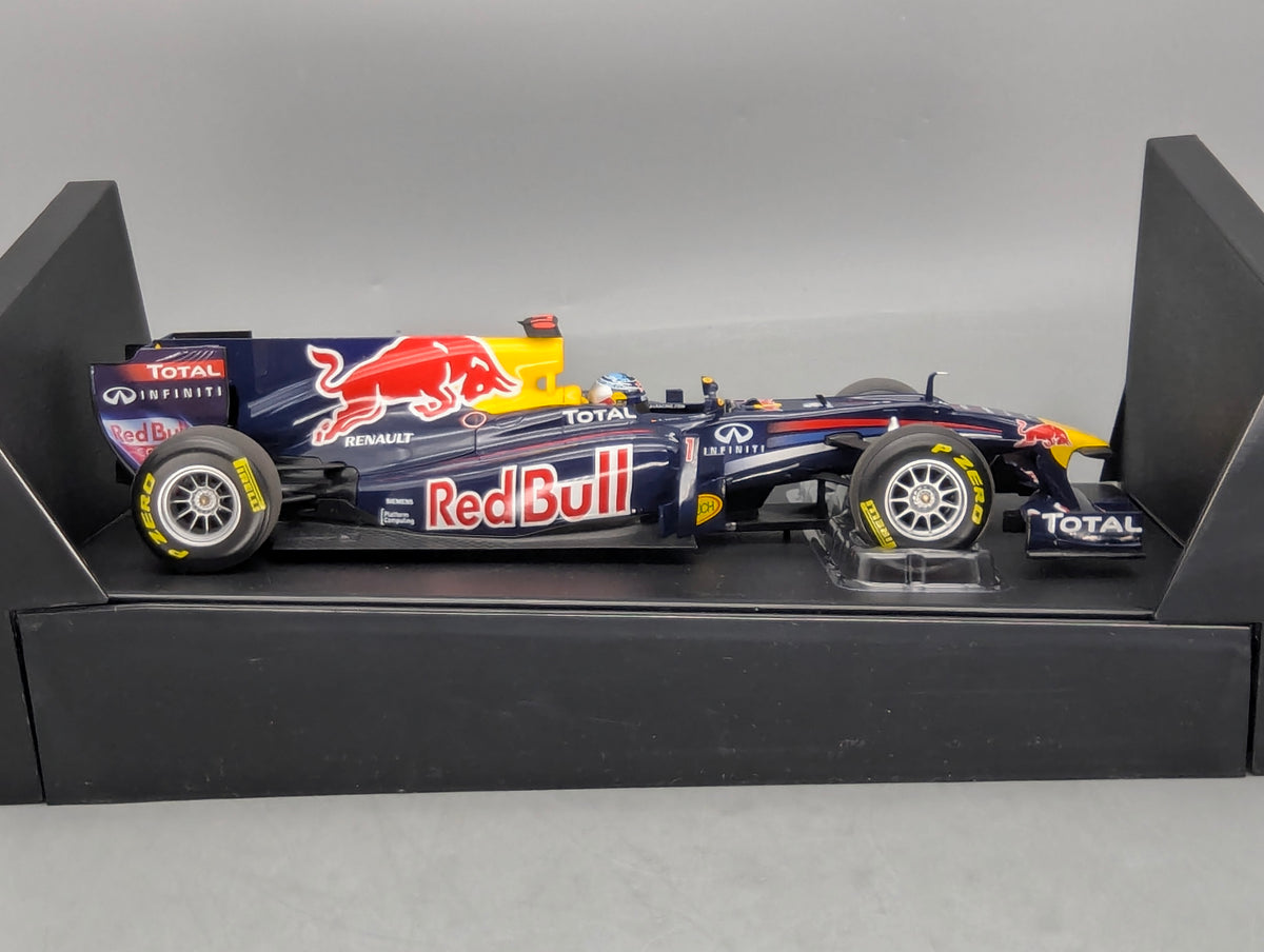 Modellautos 1:18 Minichamps Red Bull Racing Renault Showcar 2011 #1 S Vettel OVP