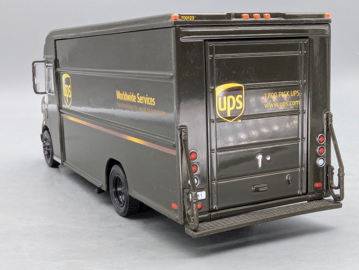 Modellautos 1:25 nicht 1:24 Revell UPS Delivery Van Lieferwagen Paketdienst