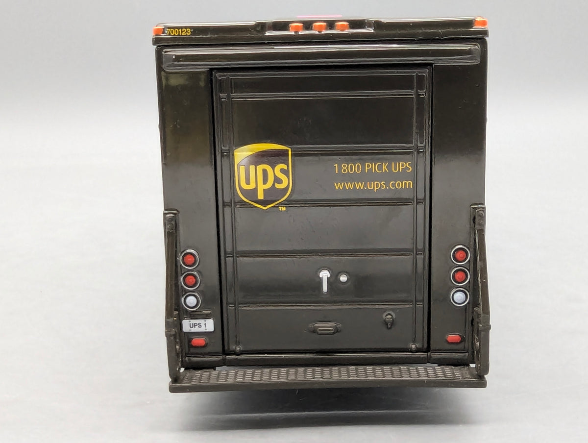 Modellautos 1:25 nicht 1:24 Revell UPS Delivery Van Lieferwagen Paketdienst