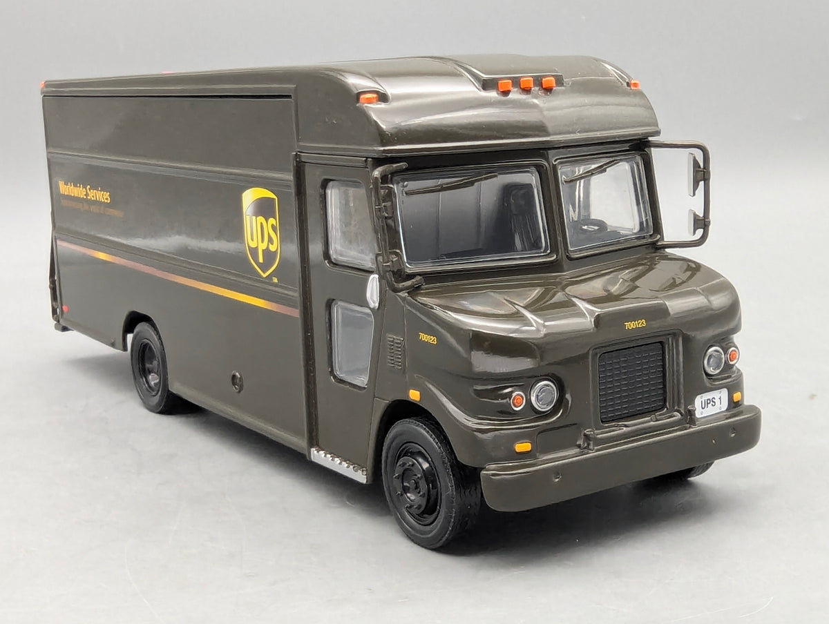 Modellautos 1:25 nicht 1:24 Revell UPS Delivery Van Lieferwagen Paketdienst