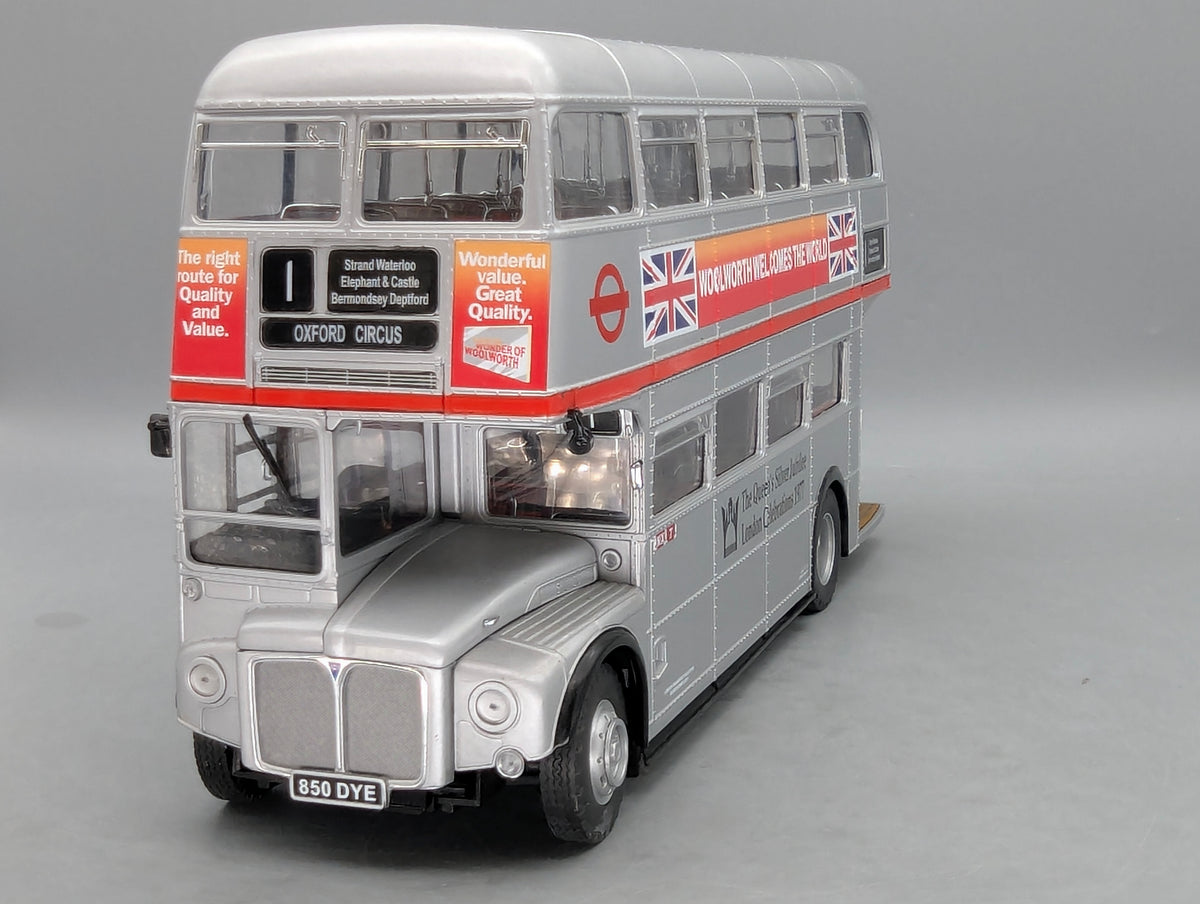 Bus Modell 1:24 Sunstar London Doppeldecker Bus Routemaster SRM 25-850 DYE