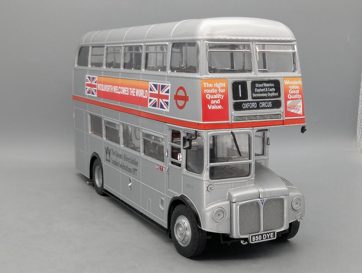 Bus Modell 1:24 Sunstar London Doppeldecker Bus Routemaster SRM 25-850 DYE