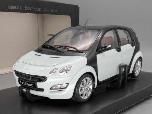 Modellautos 1:18 Kyosho Smart Forfour Ice White mit Dealer OVP