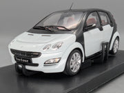 Modellautos 1:18 Kyosho Smart Forfour Ice White mit Dealer OVP