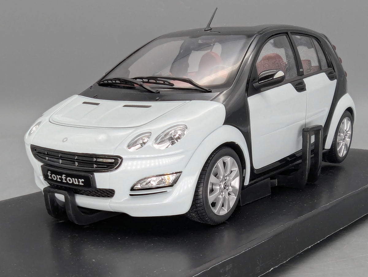 Modellautos 1:18 Kyosho Smart Forfour Ice White mit Dealer OVP