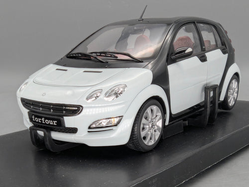 Modellautos 1:18 Kyosho Smart Forfour Ice White mit Dealer OVP