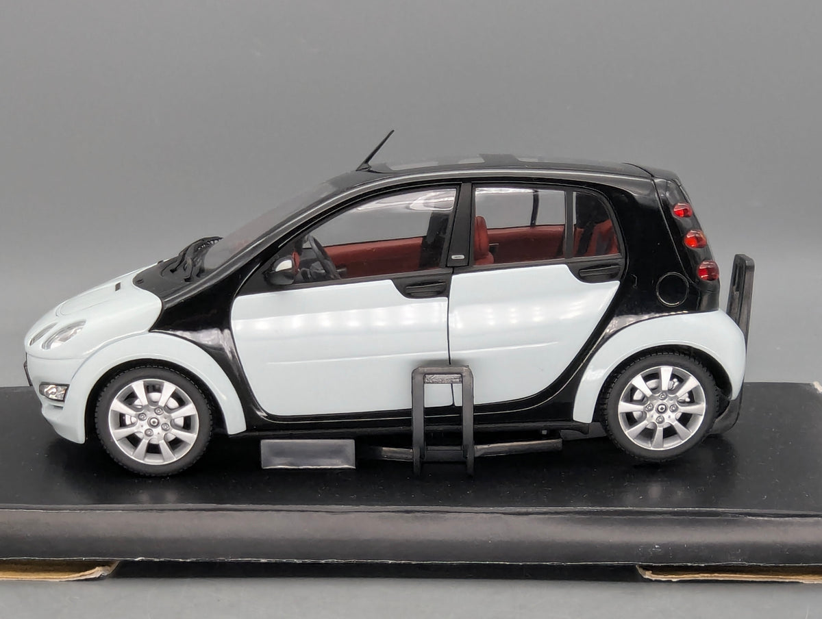 Modellautos 1:18 Kyosho Smart Forfour Ice White mit Dealer OVP