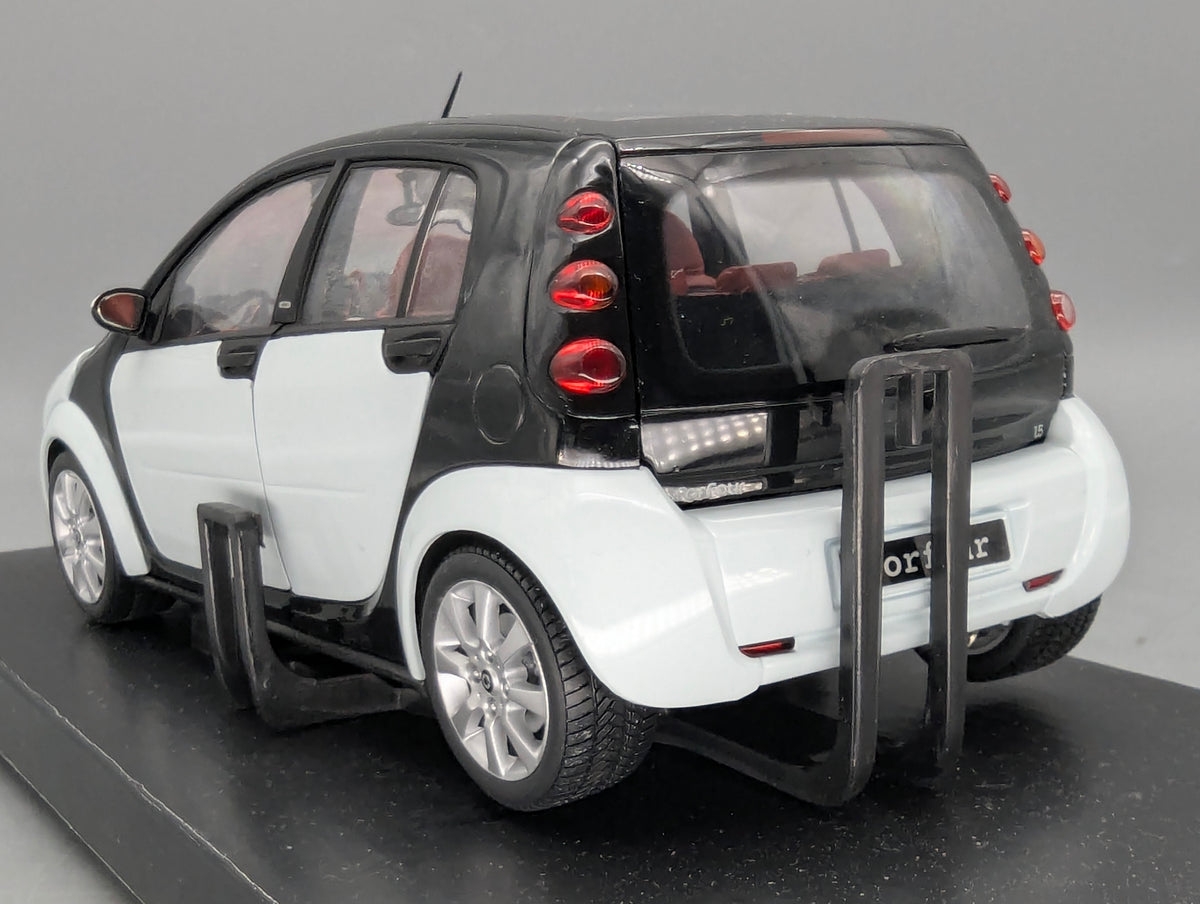 Modellautos 1:18 Kyosho Smart Forfour Ice White mit Dealer OVP