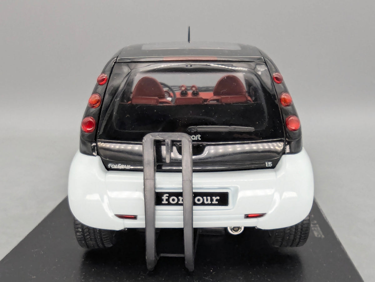 Modellautos 1:18 Kyosho Smart Forfour Ice White mit Dealer OVP